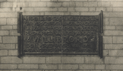 300281 Afbeelding van de plaquette in de kruisgang van de Domkerk (Domplein) te Utrecht, die is onthuld na afloop van ...